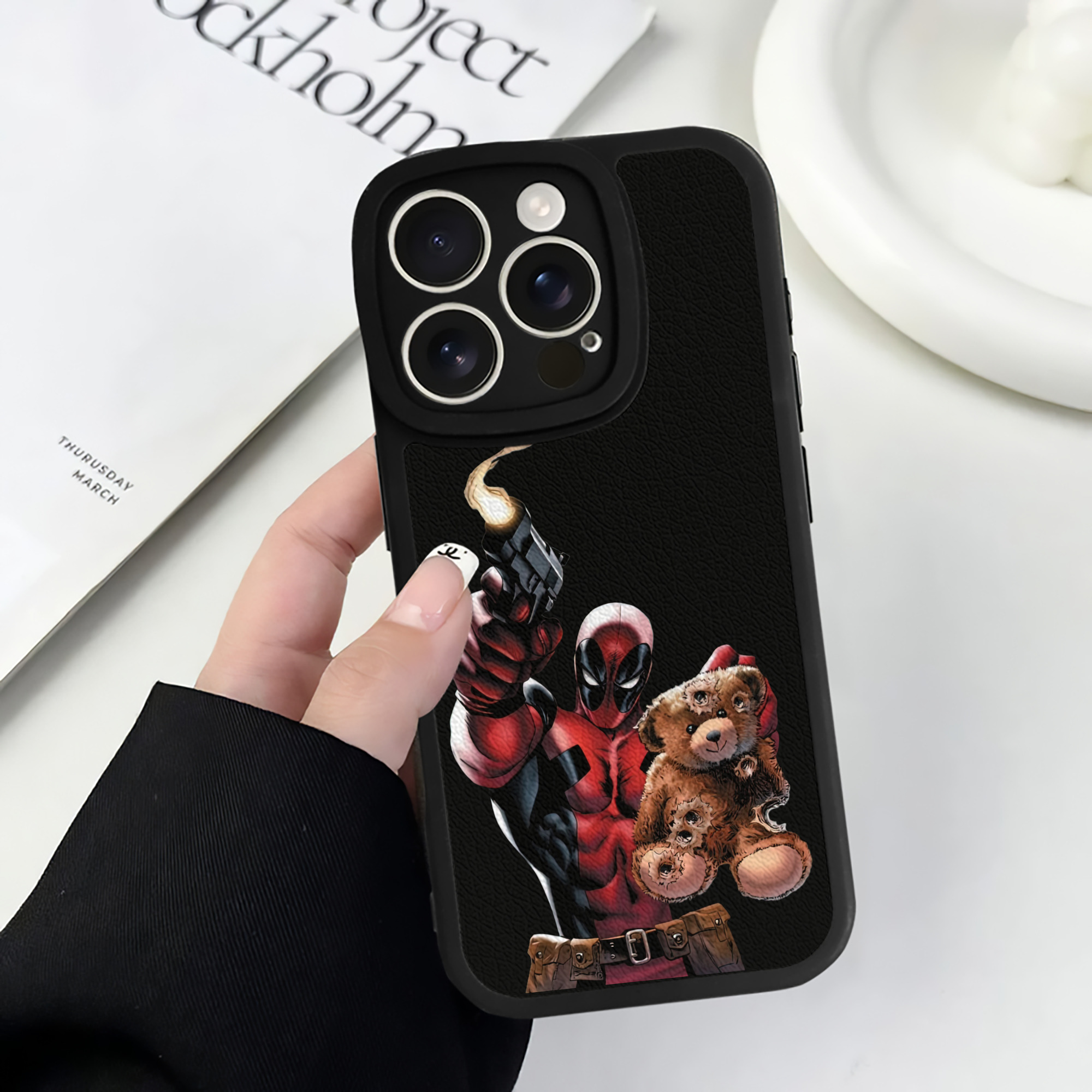 （画像用） Deadpool デッドプール 【iPhone 16シリーズ対応】シリコンスマホケース（レザー調） 材質：シリコン